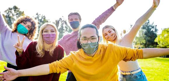 Team mit Mundschutz in der Natur