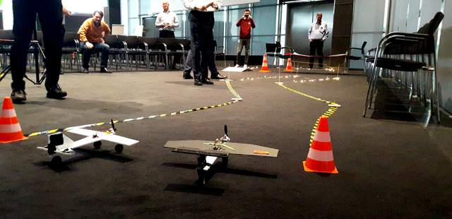 Duct-Tape-Challenge Vehikel-bau Pro als Teamevent Eine Gruppe spielt unsere Duct-Tape-Challenge