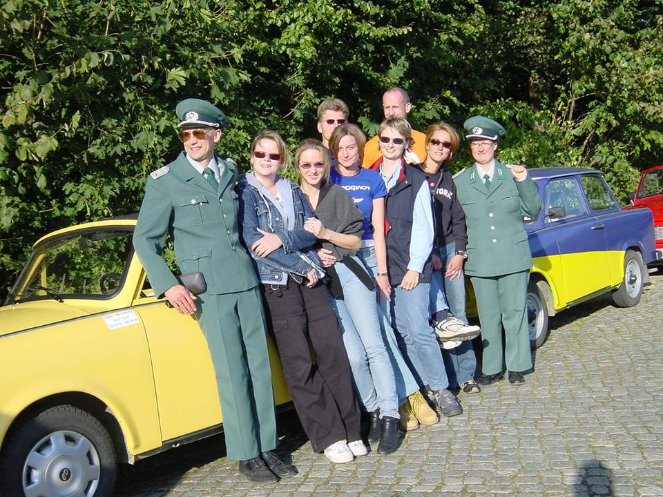 Volkspolizei Volkspolizisten mit Stadtrallye-Team vor Trabi
