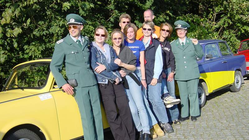 Volkspolizisten mit Stadtrallye-Team vor Trabi