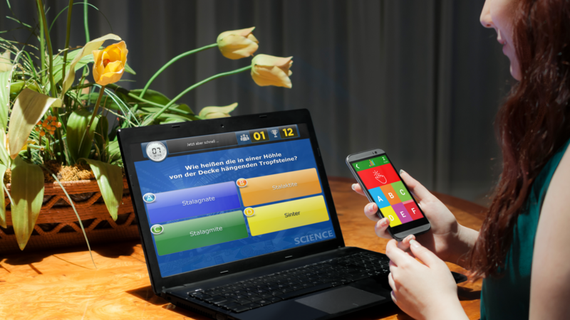 Frau spielt Quiz CONNECT im Mobile Office