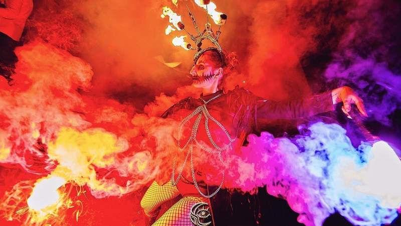 Feuer Walking Act Walking Act mit Feuerkunst