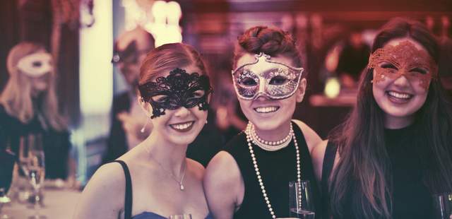 Mädelsabend mit viel Bling-Bling Mädelsabend-Perlen-Schmuckworkshop-DIY