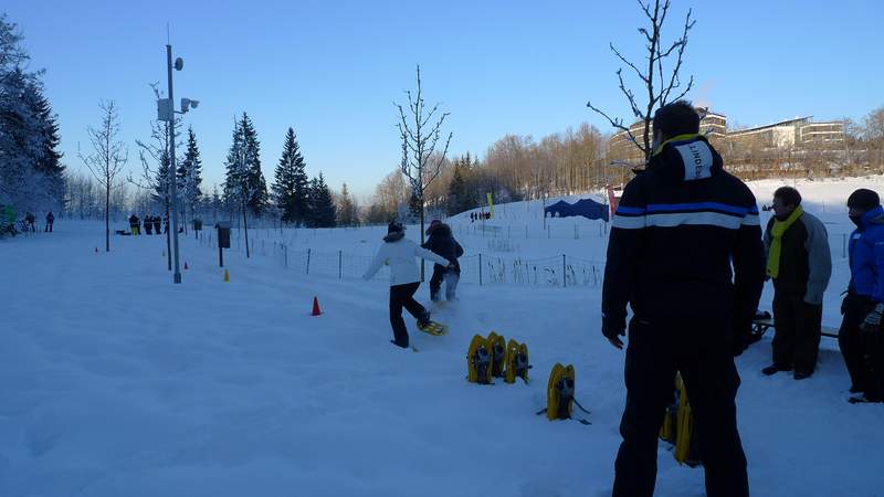 Team-Wettkampf beim Schneeschuhlauf im Schnee