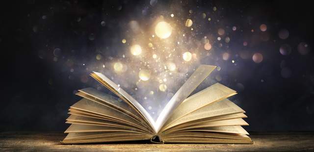 Aufgeschlagenes Buch mit magischem Staub
