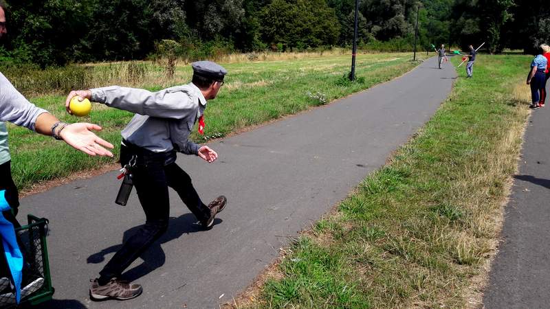 Ein Mensch wirft eine Boßelkugel