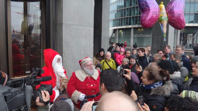 Abseilender, fliegender Weihnachtsmann