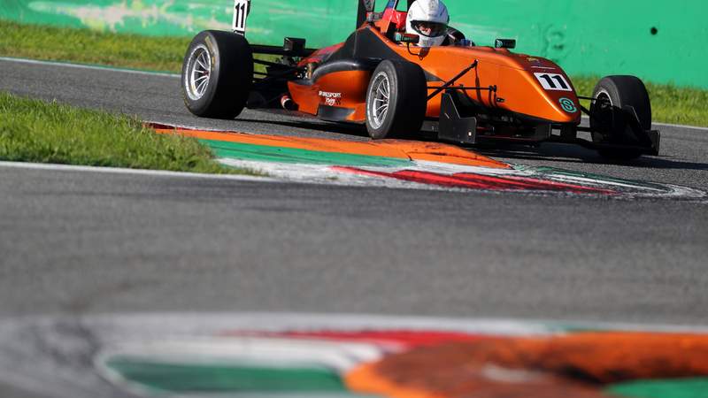 Formel - Auto Supersportwagen auf dem Redbullring fahren