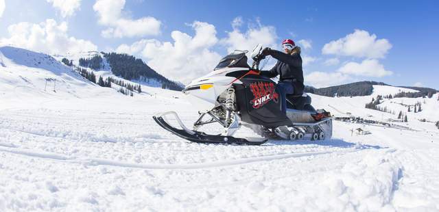 Schneemobil Erlebnisfahrt als Winter Firmenevent