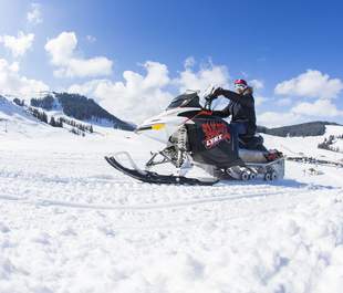 Schneemobil Erlebnisfahrt als Winter Firmenevent