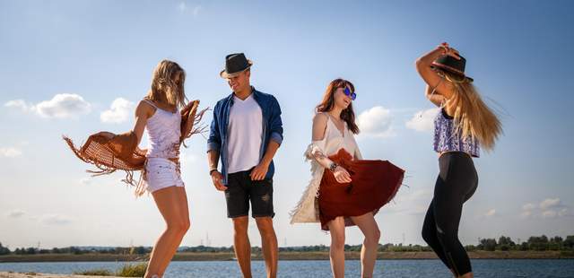 Tanzende Freundesgruppe Musikvideo Teamchallenge