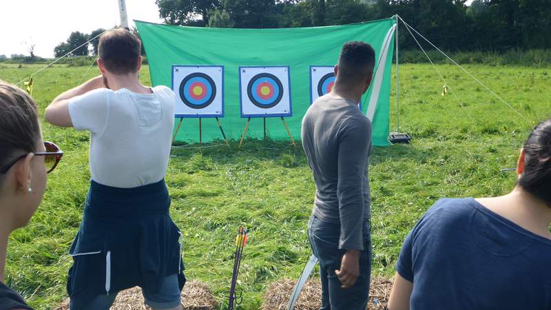 Zwei Männer bei den Highland Games beim Bogenschießen.