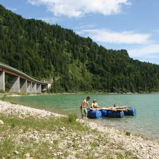 Floßbau mitten in der Natur am Sylvensteinsee