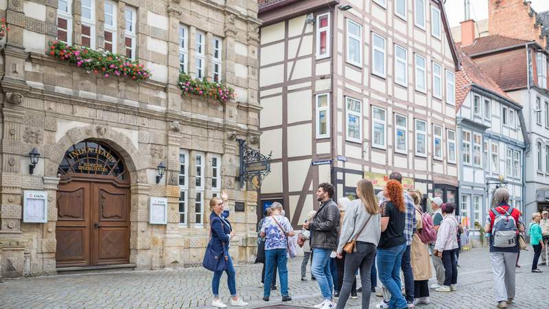 erster Stopp am Rattenfängerhaus Hameln | Stadtführung - Hamelner Highlights