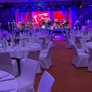 Galaabend mit Bühne und Band Weihnachstfeier im Holiday Inn Conference Centre Berlin