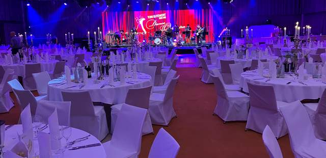Galaabend mit Bühne und Band Weihnachstfeier im Holiday Inn Conference Centre Berlin