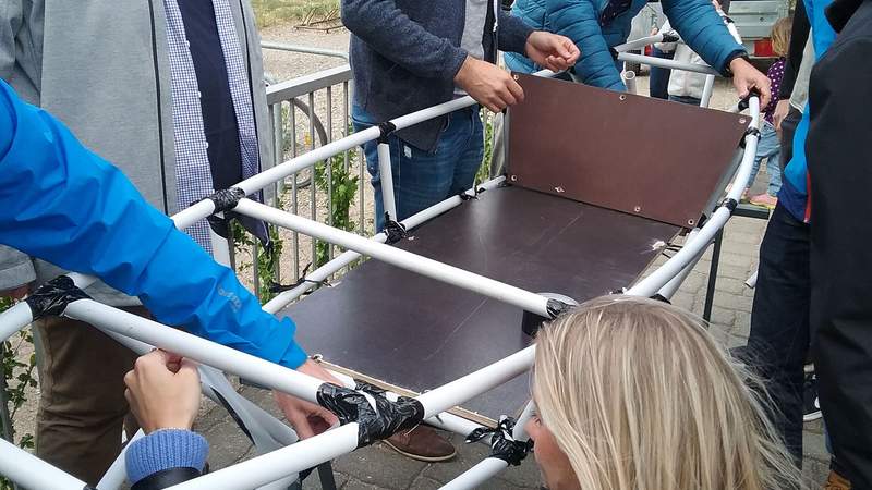Kanutour und -bau als Outdoor Teamevent Eine Gruppe konstruiert ein Kanu