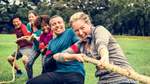 Teambuilding Tauziehen Team beim Tauziehen
