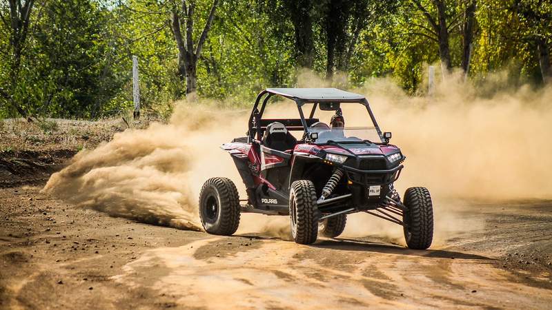 Mit dem Buggy offroad über Sand Offroad Buggy bei einer Fahrt über einen Sandweg