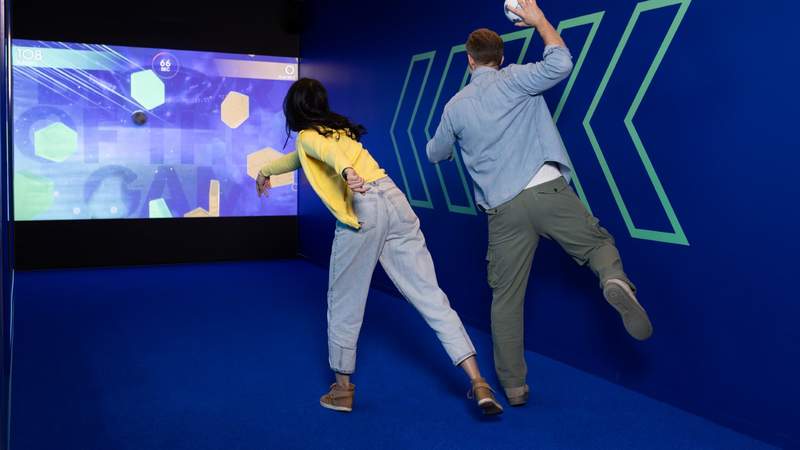2 Personen werfen auf eine digitale Torwand