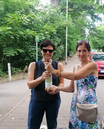 Gemeinsam feiern bei Krimi & Wein