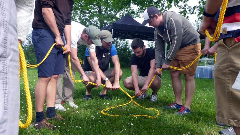 Teamaktion Achterknoten beim Floßbau als Teambuilding