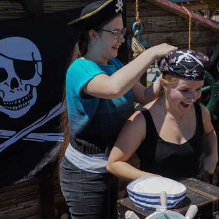 2 Frauen verkleiden sich als Piratinnen