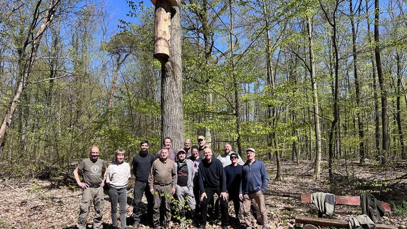 Gruppen Foto TeilnehmerInnen Baumhöhle für wild lebende Honigbienen bauen!