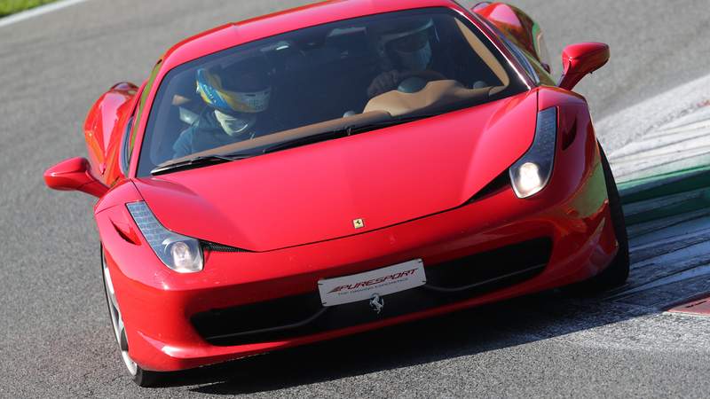 Ferrari 458 Italia Sportwagen auf dem Hockenheimring fahren