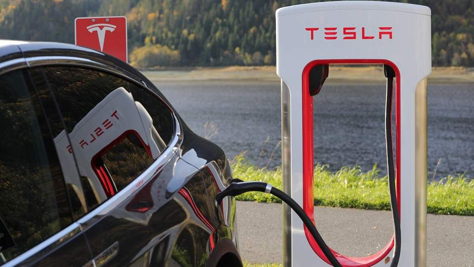 Elektrofahrzeug an Ladestation