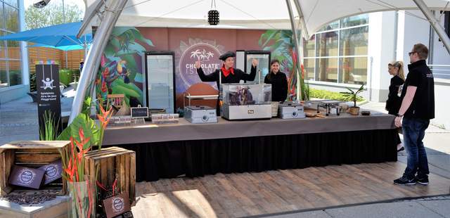 Schokoladen-Manufaktur mit Zelt Los geht´s