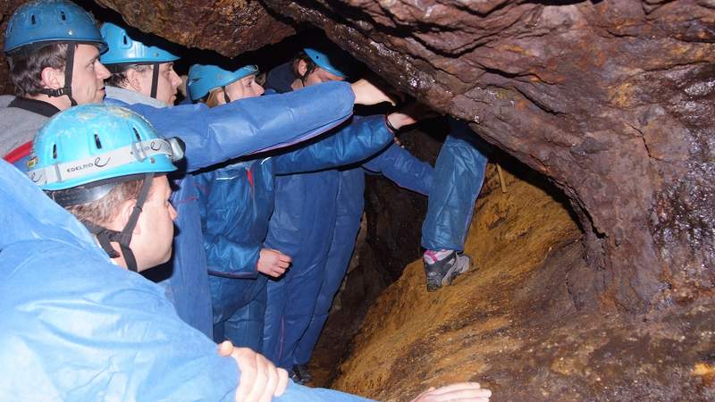 Bergwerk mine Höhle dunkel Training Team