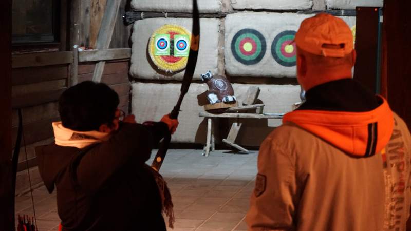 Frau beim Bogenschiessen mit Scout