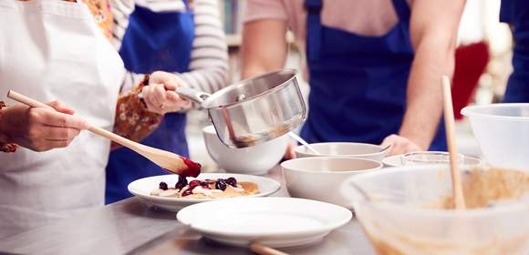 Mehrere Personen die zusammen kochen