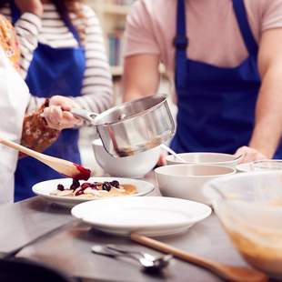 Mehrere Personen die zusammen kochen