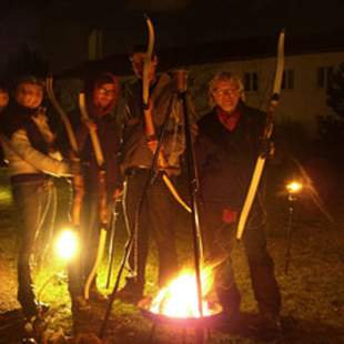Bogenschießen-Turnier im Fackelschein
