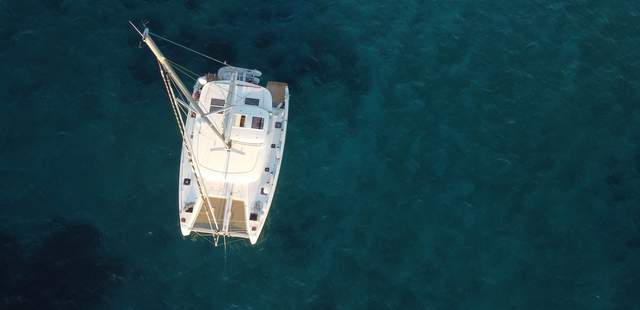 Katamaran-Ankert-in-Adria