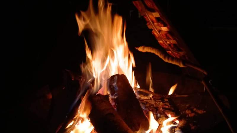 Flammlachs und Stockbrot beim Genuss Teamevent im Schwarzwald