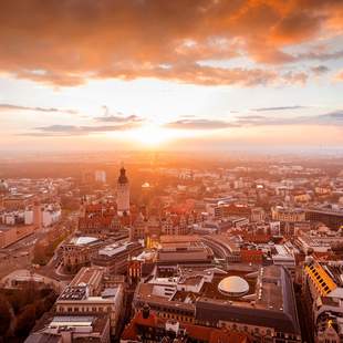 Leipzig City bei Sonnenuntergang Vogelperspektive über Leipzig bei Sonnenuntergang