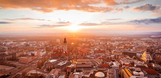 Leipzig City bei Sonnenuntergang Vogelperspektive über Leipzig bei Sonnenuntergang