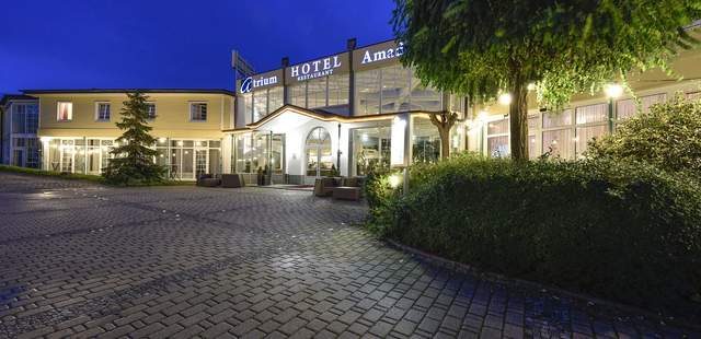 Hausansicht Nacht Weihnachtsfeier mit Eisstockschießen