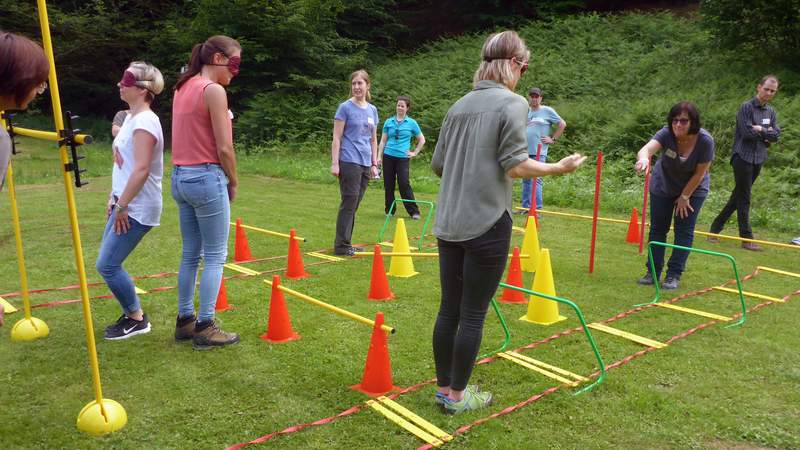 Frau wird im Parcours beim LaserPowerBiathlon angeleitet