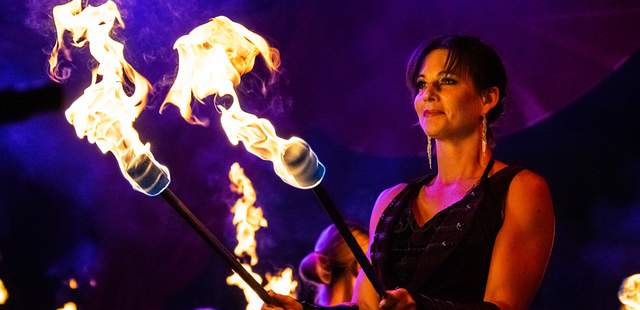 Petra Quednau Feuerartistin und Choreografin Petra Quednau mit Fackeln