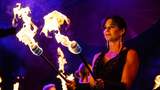 Feuerartistin und Choreografin Petra Quednau mit Fackeln