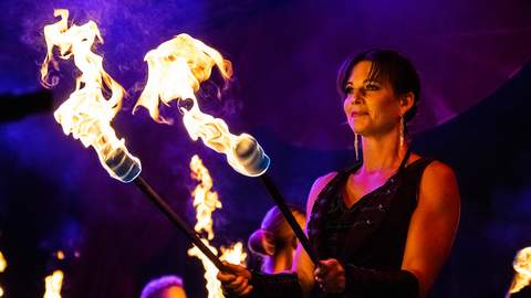 Feuerartistin und Choreografin Petra Quednau mit Fackeln