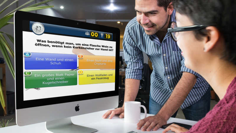 Zwei Kollegen spielen das Weihnachts-Quiz Connect