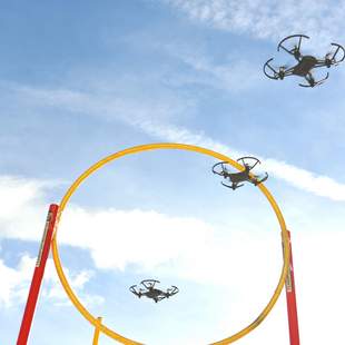 Drohnen fliegen durch einen Parcours bei einem Outdoor-Teamevent