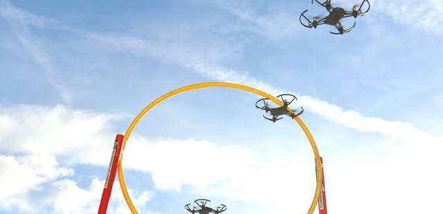 Drohnen fliegen durch einen Parcours bei einem Outdoor-Teamevent