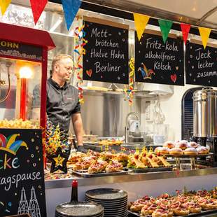 Jecke Mittagspause an der Dream Box Dream Box mit kölschem Catering und Karnevalsdekoration bei einer Jecken Mittagspause für Unternehmen