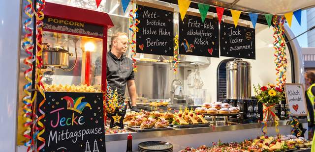 Dream Box mit kölschem Catering und Karnevalsdekoration bei einer Jecken Mittagspause für Unternehmen